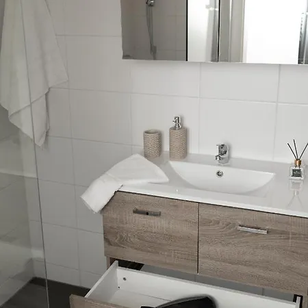 Fresh With Terrace + Free Parking Apartment *