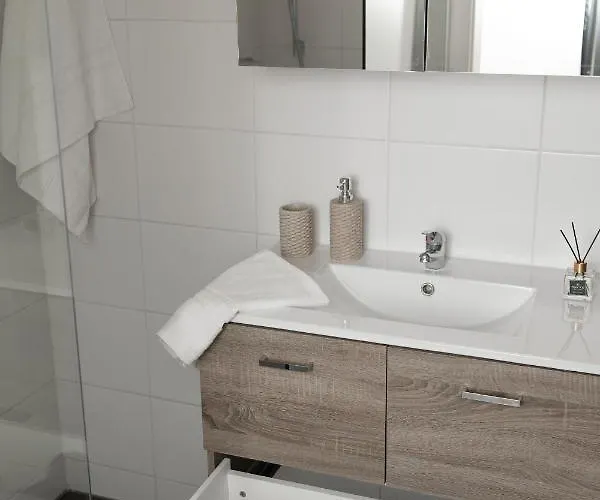 Fresh With Terrace + Free Parking Appartement *